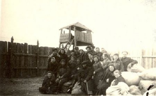 Lietuviai pereinamojoje stovykloje pakeliui į tremtį