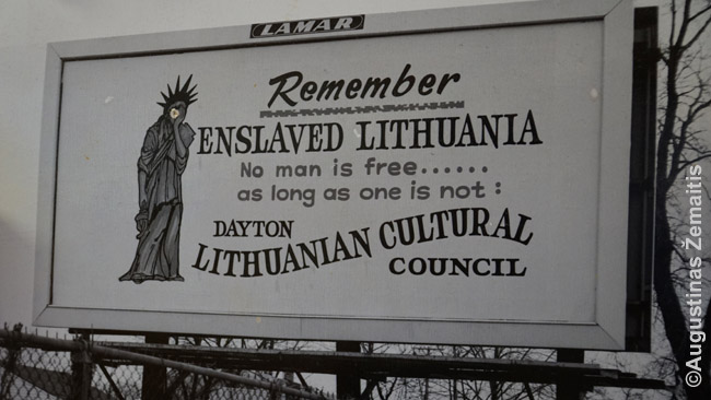 Deitonos lietuvių išnuomotas stendas su užrašu, raginančiu amerikiečius nepamiršti pavergtos Lietuvos