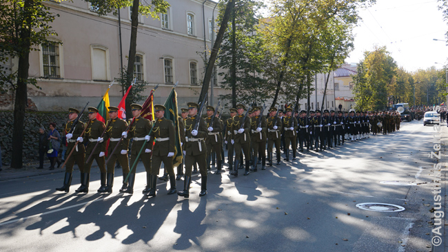 Troops leads Vanagas's coffin in Antakalnio street